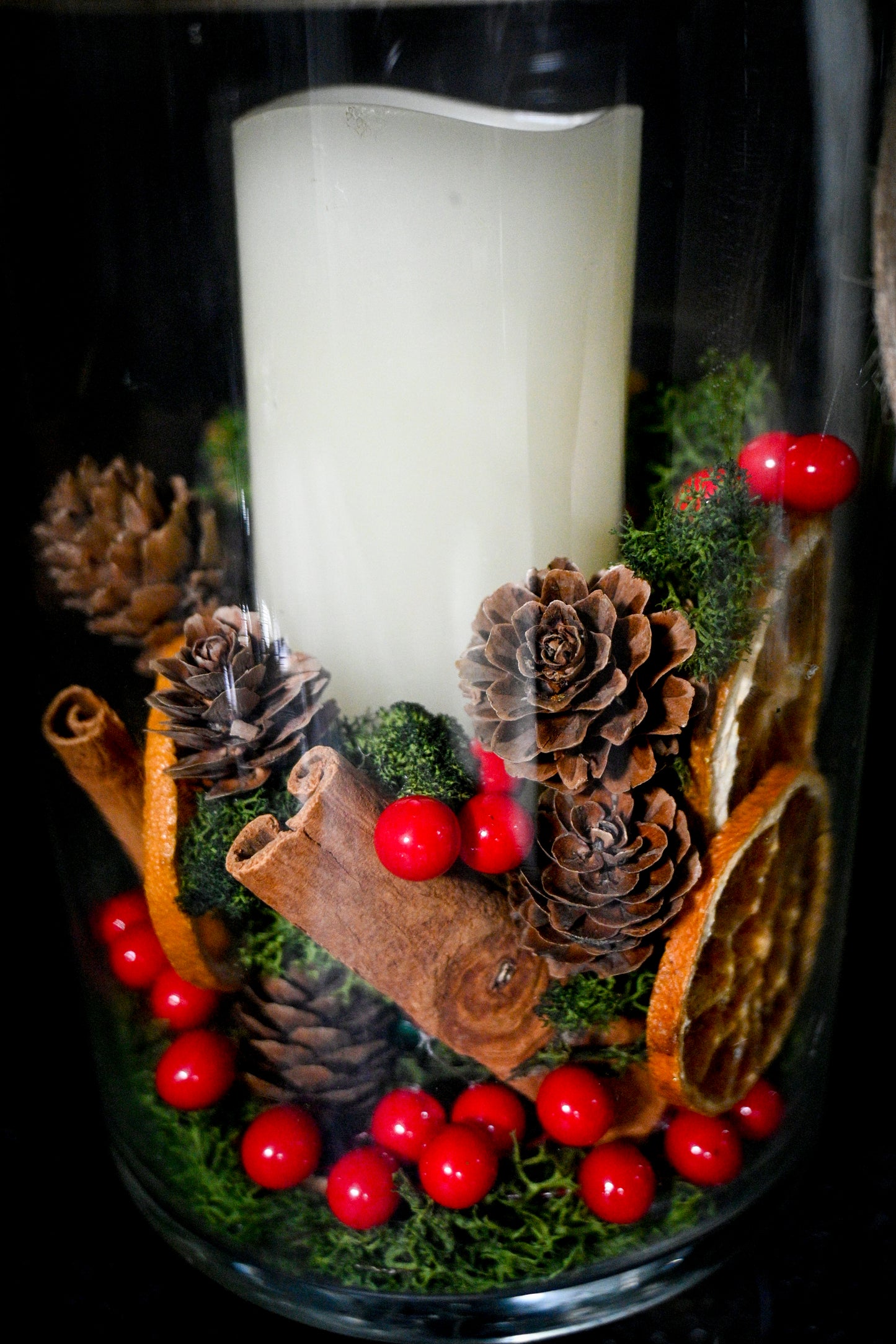 CLASSIC CHRISTMAS DECOR IN GLASS CONTAINER