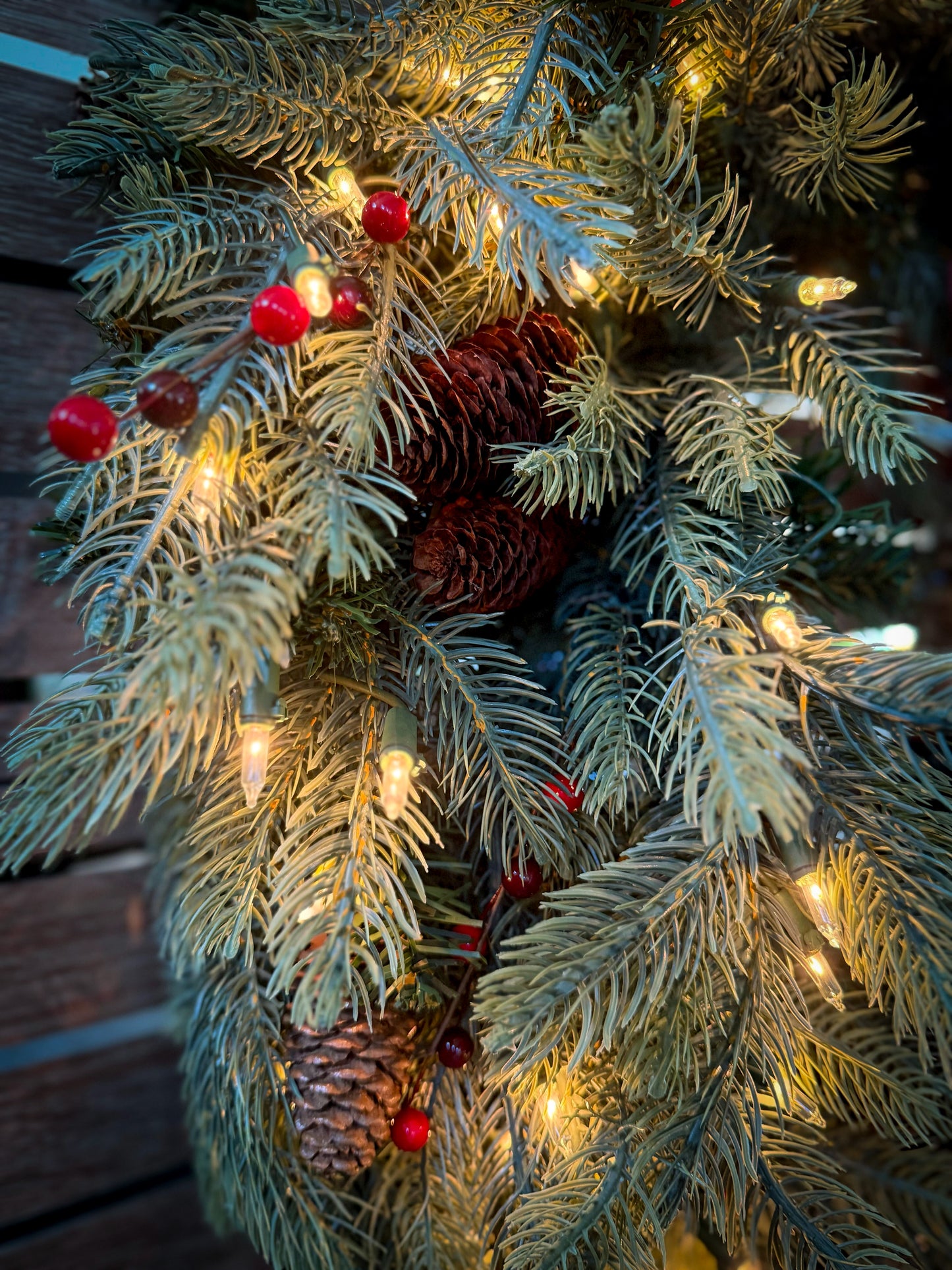 30" NEW ENGLAND PINE WREATH W/CONES & 100 CLEAR LIGHTS