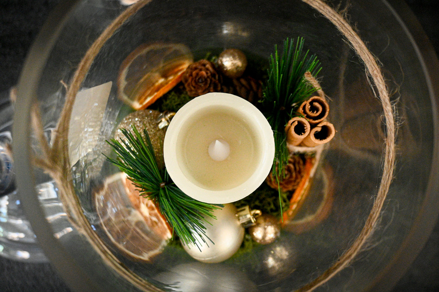 CLASSIC CHRISTMAS DECOR IN GLASS CONTAINER