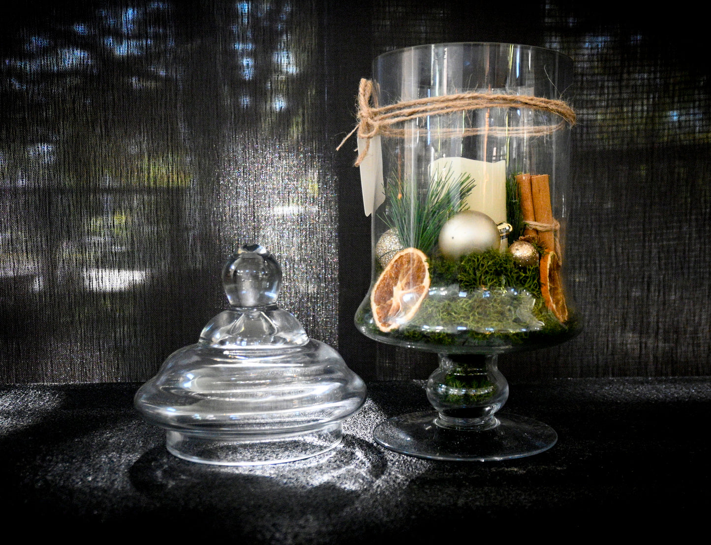 CLASSIC CHRISTMAS DECOR IN GLASS CONTAINER
