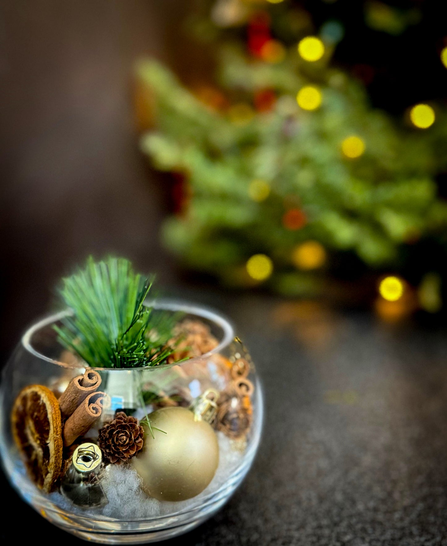 SMALL CHRISTMAS BOWL WITH ORNAMENTS