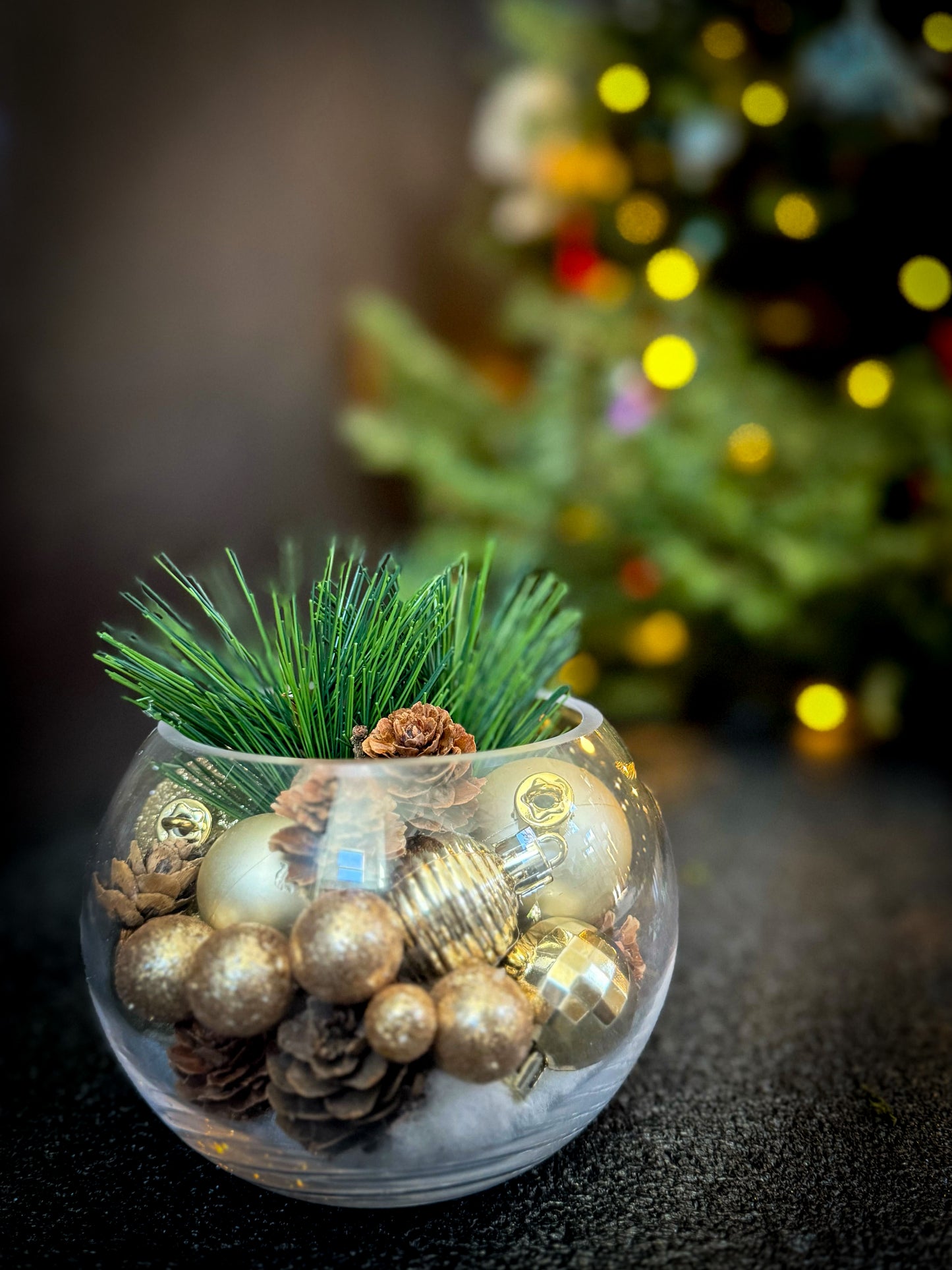 SMALL CHRISTMAS BOWL WITH ORNAMENTS