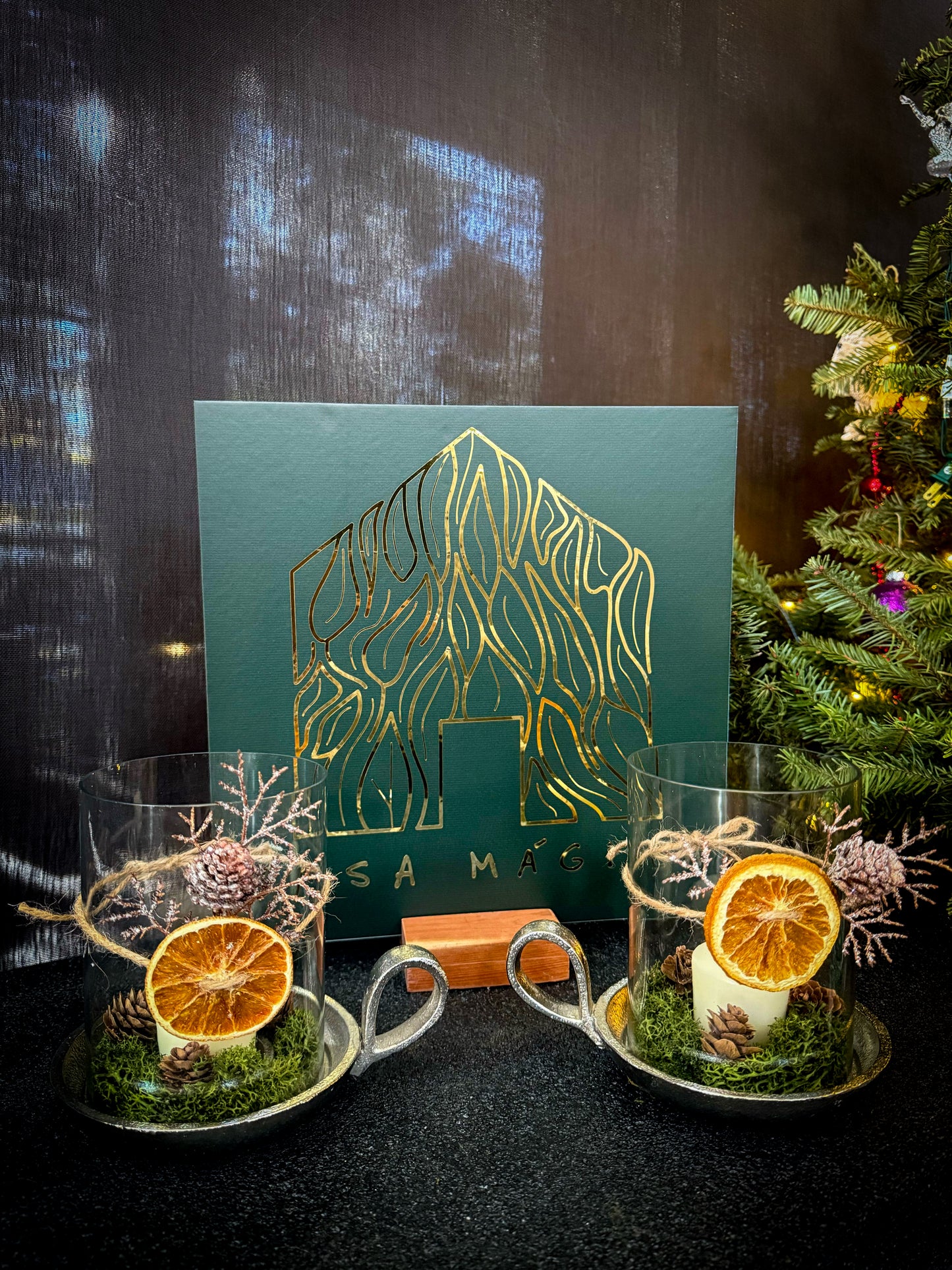 CHRISTMAS CANDLE HOLDER WITH METALLIC BASE