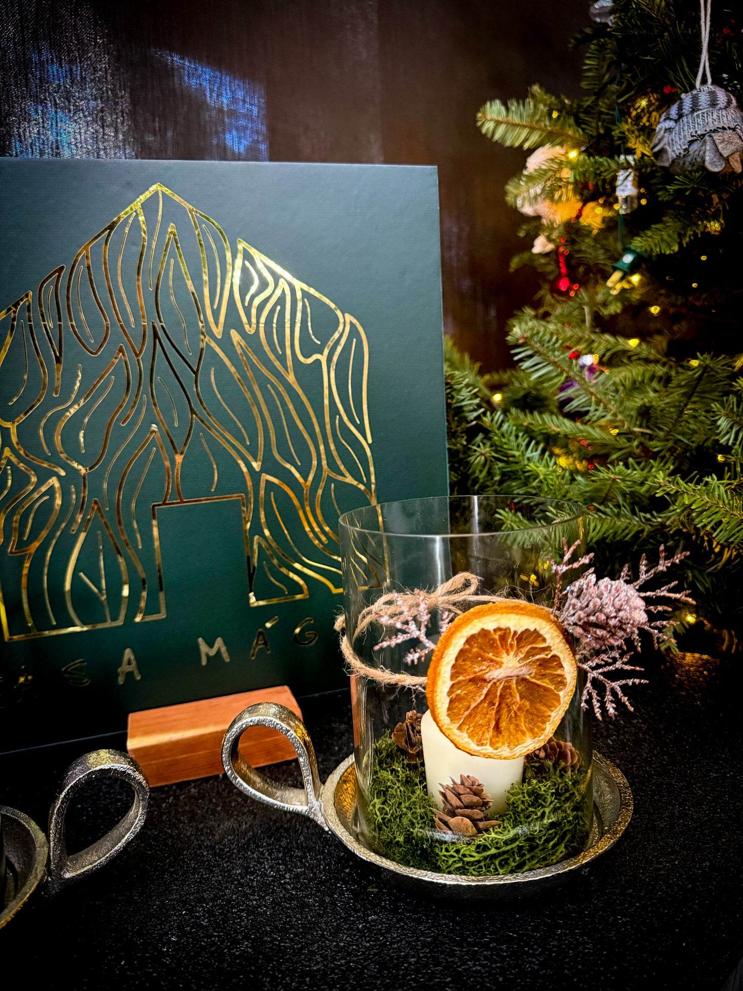 CHRISTMAS CANDLE HOLDER WITH METALLIC BASE