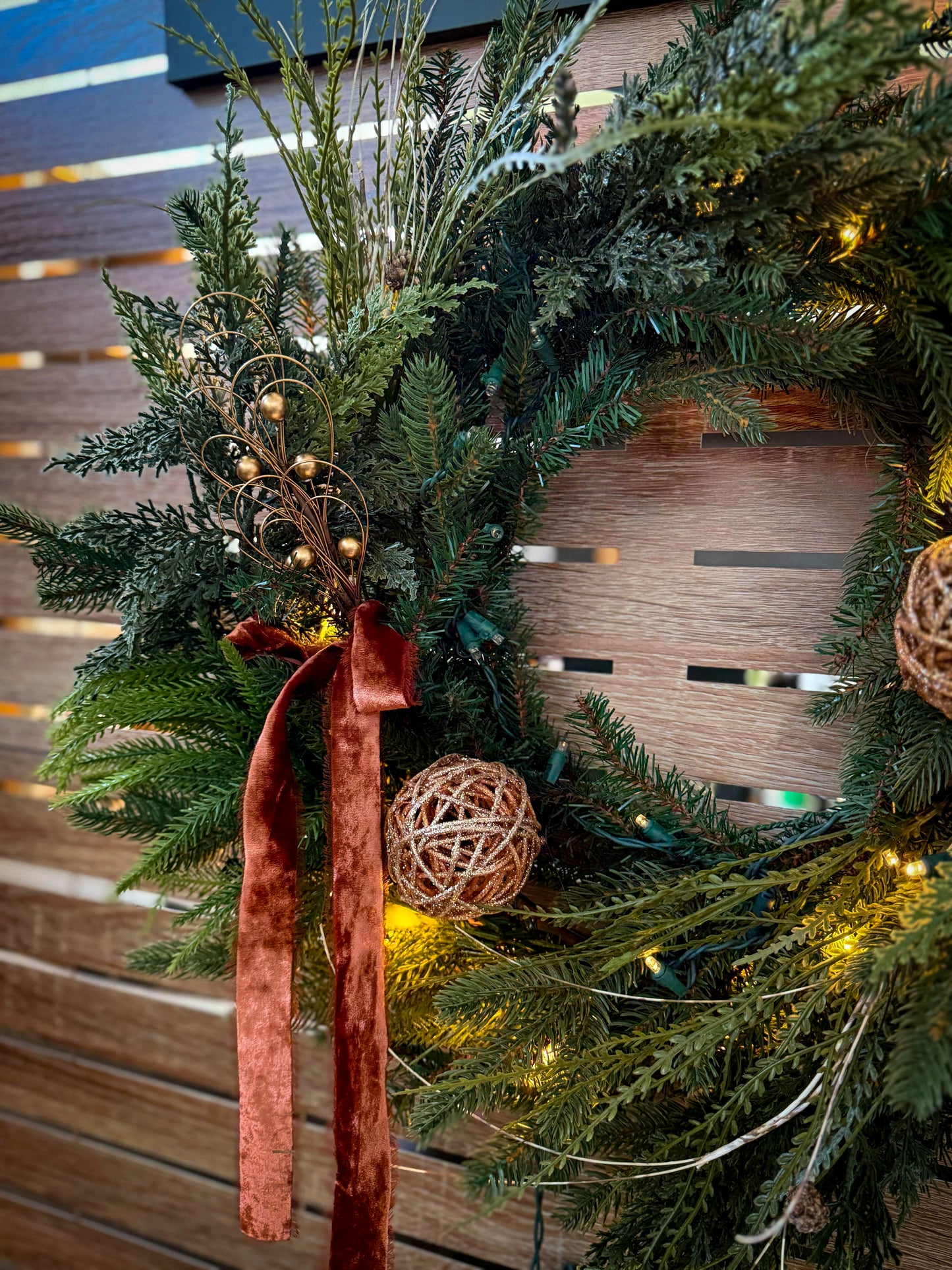24" NEW ENGLAND PINE WREATH X 130 GREEN