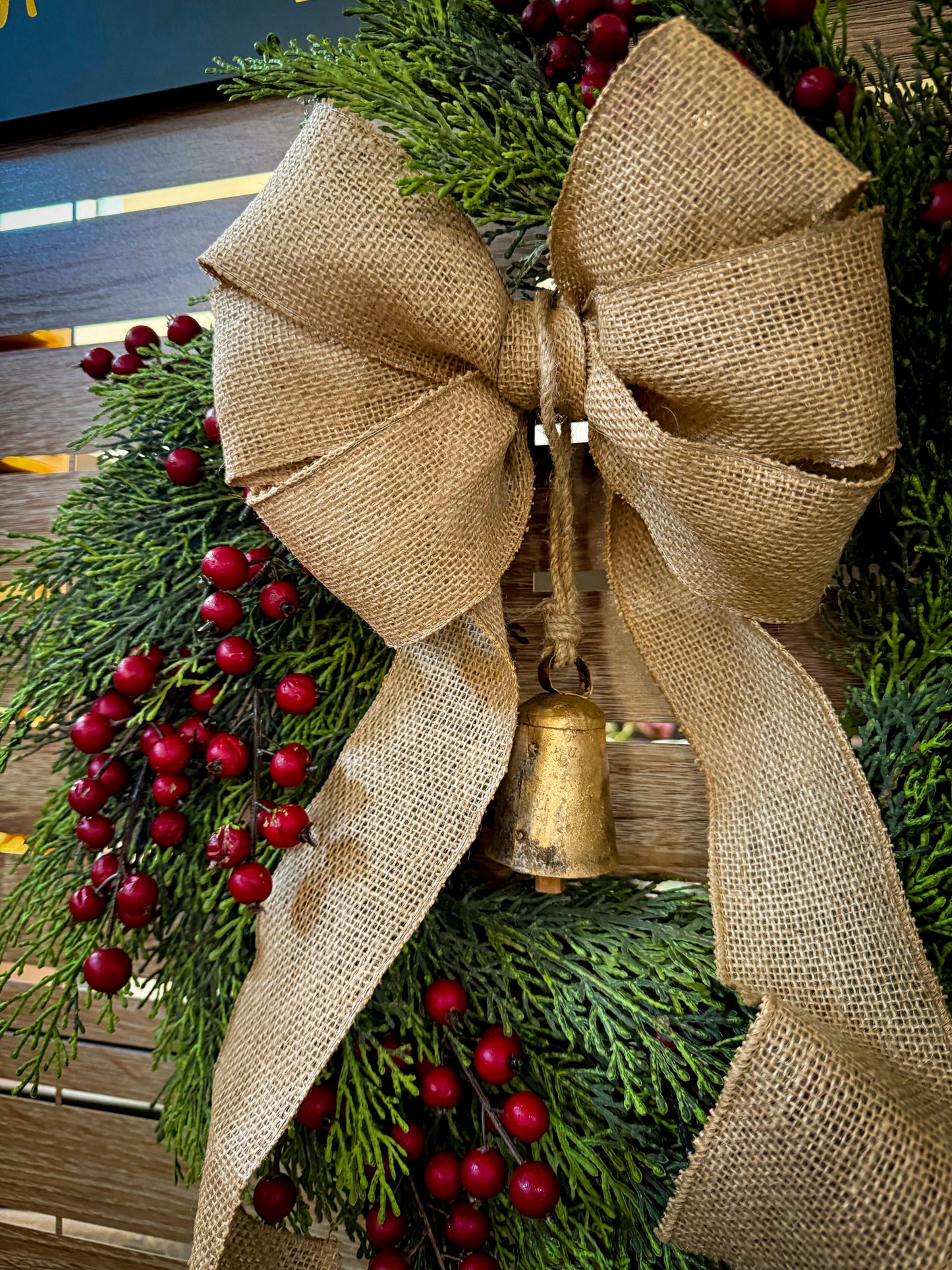 20" CEDAR WREATH WITH BERRY GREEN RED