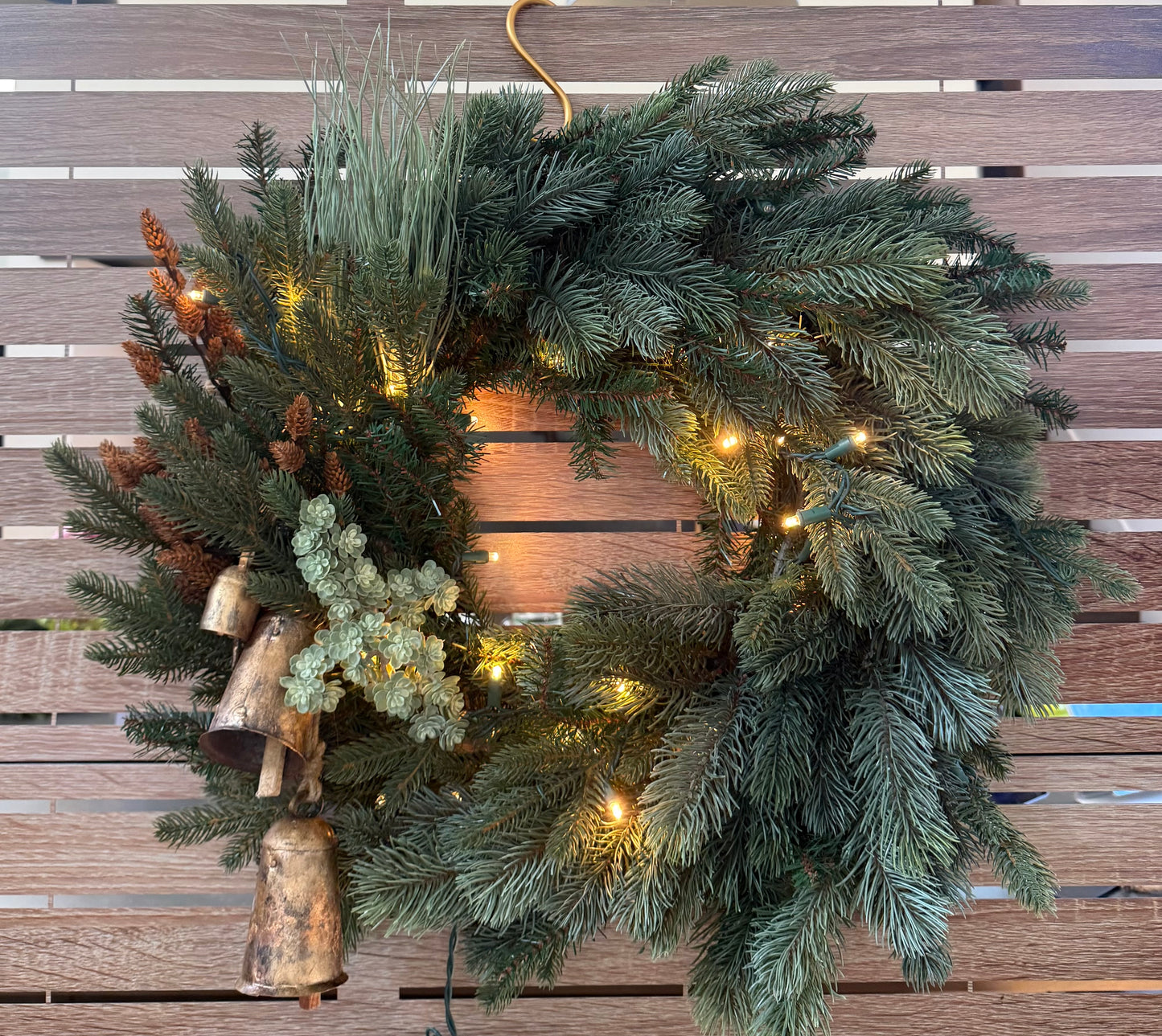 24" NEW ENGLAND PINE WREATH X 130 GREEN